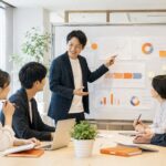 中小企業のチームが具体的な目標を確認しながら成果に向けて話し合っている様子