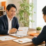 中小企業の社長と社員が人事評価の面談で対話している様子